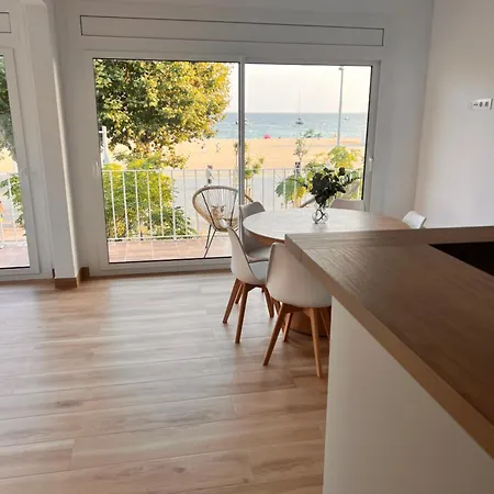 Voramar Palamos, Desconnexio A Primera Linia Palamós